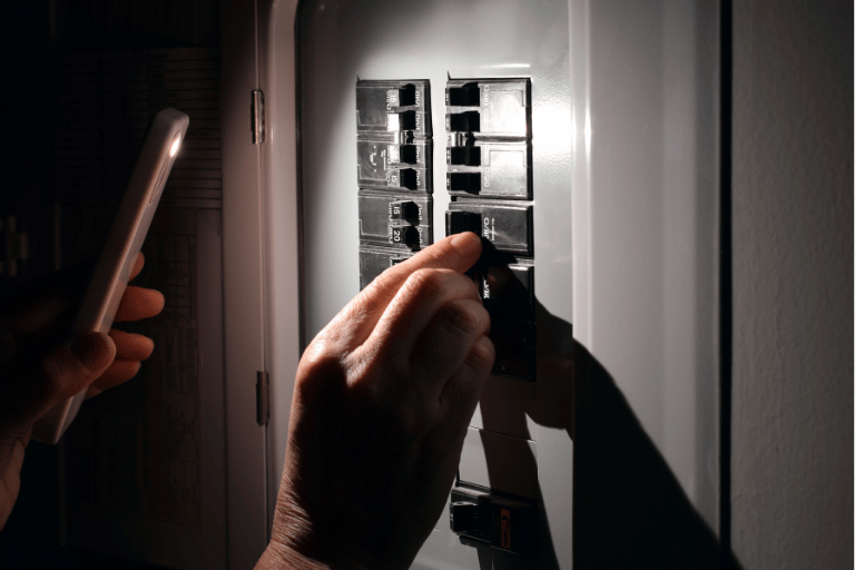 家裡一直跳電怎麼辦？無熔絲開關跳脫 6 大原因與 self-check 檢測法｜新竹竹北水電維修推薦